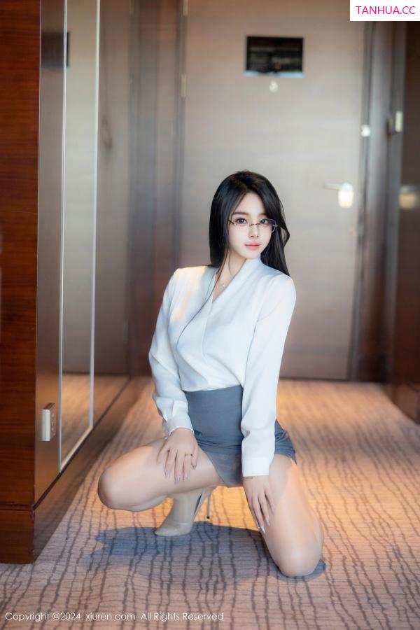   [XiuRen]高清写真图 2024.08.09 No.8989 麦田 丝袜美腿第7张图片